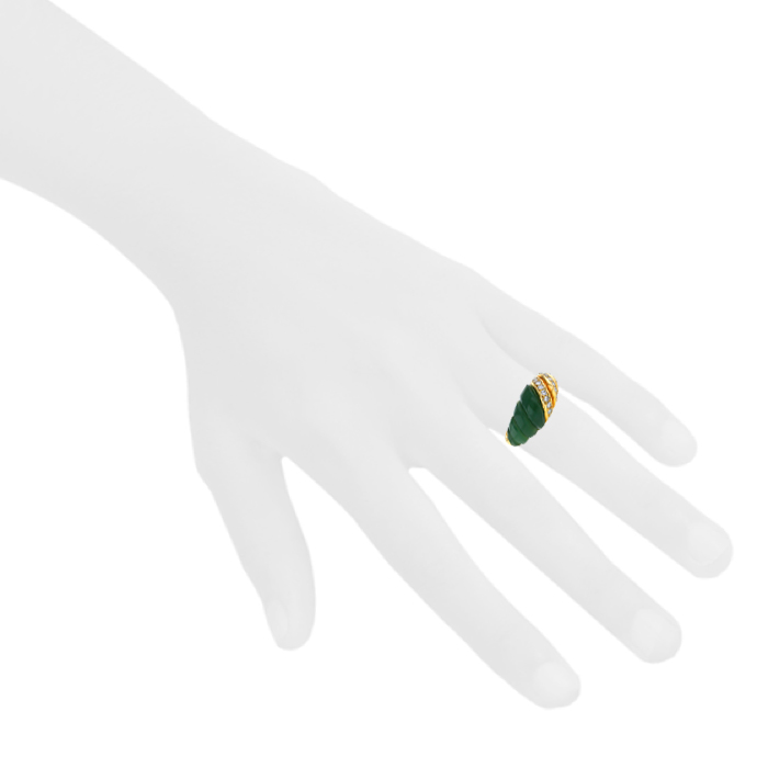 Van Cleef
Arpels 1970's ring in yellow gold, chrysoprase and diamonds - Detail D1