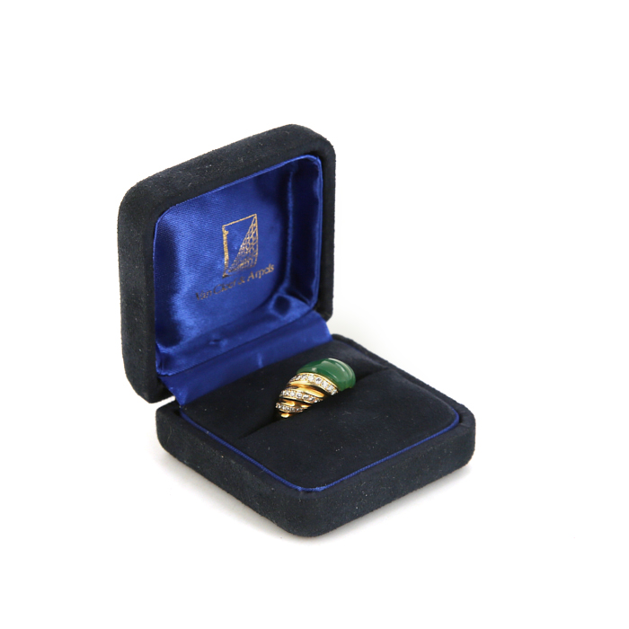 Anello Van Cleef
Arpels in oro giallo, crisoprasio e diamanti - Detail D2