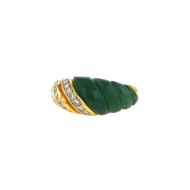 Sortija época años 70 Van Cleef 
Arpels en oro amarillo,  crisoprasa y diamantes