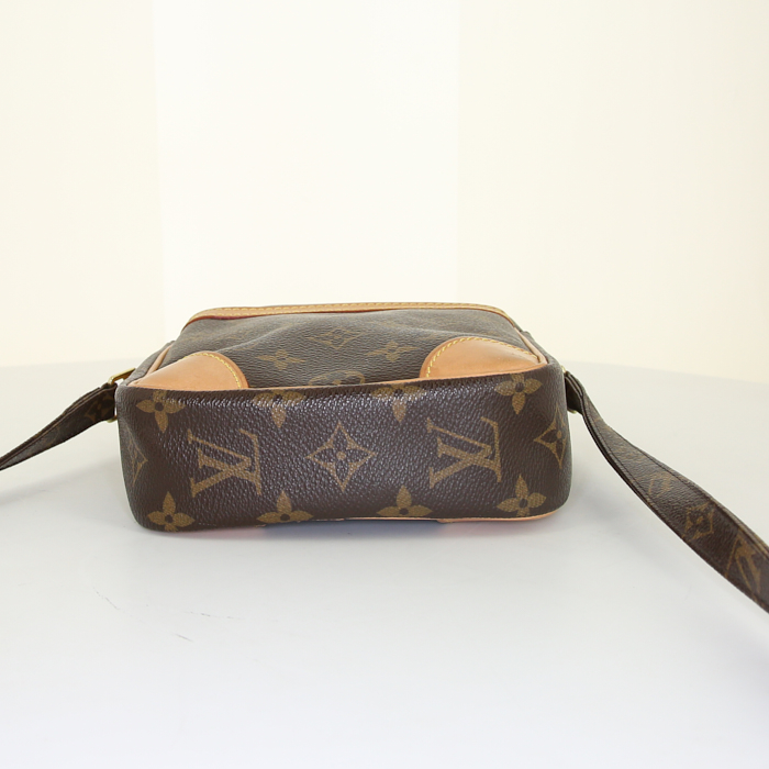 Sac bandoulière Louis Vuitton Danube	 en toile monogram marron et cuir naturel - Detail D4