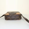 Bolso bandolera Louis Vuitton Danube	 en lona Monogram marrón y cuero natural - Detail D4 thumbnail