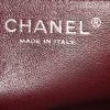 Bolso de mano Chanel Timeless Maxi Jumbo en cuero acolchado negro - Detail D4 thumbnail