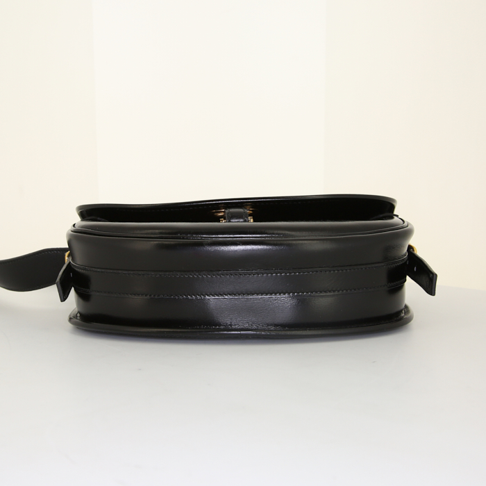 Bolso para llevar al hombro o en la mano Hermes Balle De Golf en cuero box negro - Detail D4