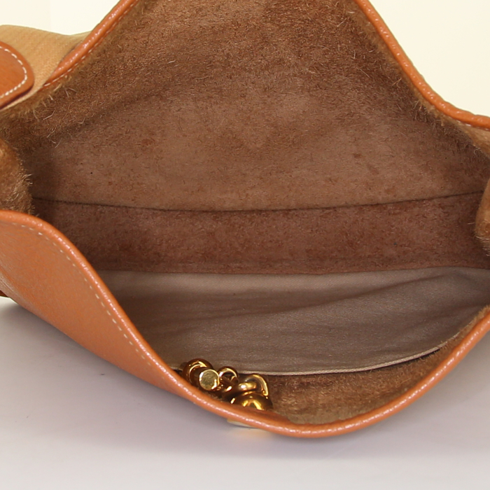 Borsa a tracolla Hermes Vespa in pelle taurillon clemence gold e tela gold - Detail D2