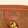 Bolso bandolera Hermes Vespa en cuero taurillon clémence color oro y lona color oro - Detail D3 thumbnail