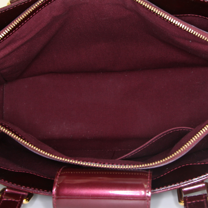 Sac à main Louis Vuitton Melrose Avenue en cuir verni bordeaux - Detail D2