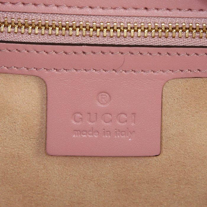 Bolso bandolera Gucci Padlock modelo mediano en cuero Monogram color rosa claro - Detail D4