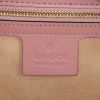 Bolso bandolera Gucci Padlock modelo mediano en cuero Monogram color rosa claro - Detail D4 thumbnail