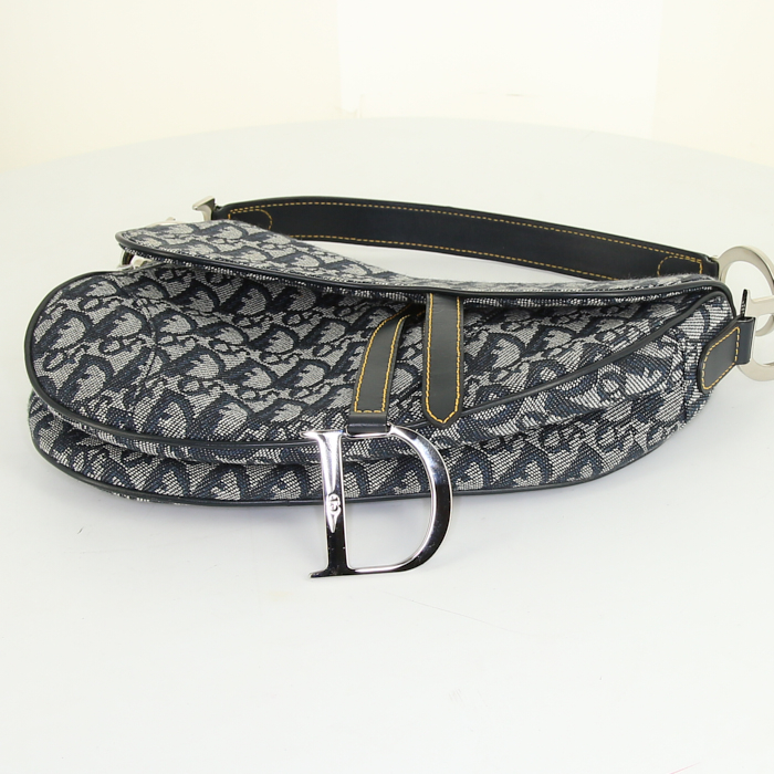 Sac porté épaule ou main Dior Saddle en toile monogram Oblique bleue et cuir bleu - Detail D4