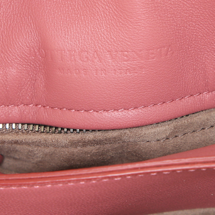 Borsa Bottega Veneta Roma in pelle intrecciata rosa e bordeaux - Detail D4