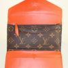 Billetera Louis Vuitton Joséphine en lona Monogram marrón y cuero naranja - Detail D2 thumbnail