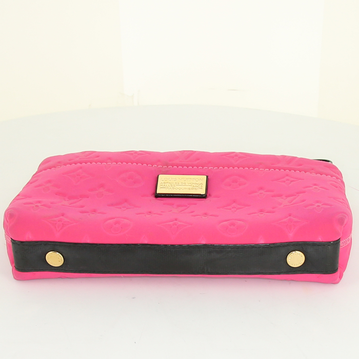 Bolsito de mano Louis Vuitton Neoprene Scuba en lona Monogram rosa y cuero negro - Detail D4