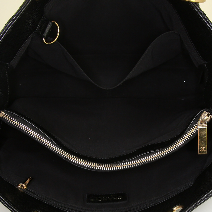 Bolso para llevar al hombro o en la mano Chanel Shopping GST modelo grande en cuero granulado acolchado negro - Detail D2