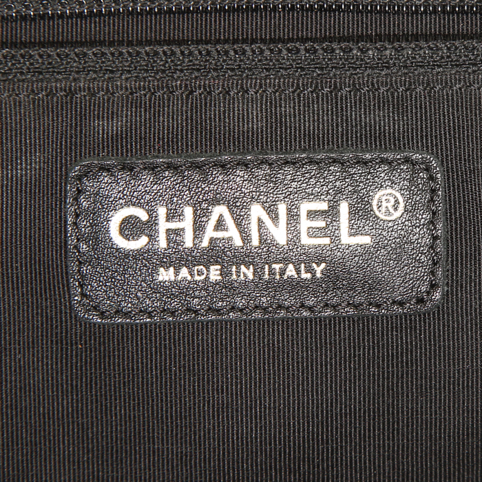 Sac porté épaule ou main Chanel Shopping GST grand modèle en cuir grainé matelassé noir - Detail D3