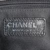 Bolso bandolera Chanel Timeless en cuero liso negro - Detail D4 thumbnail