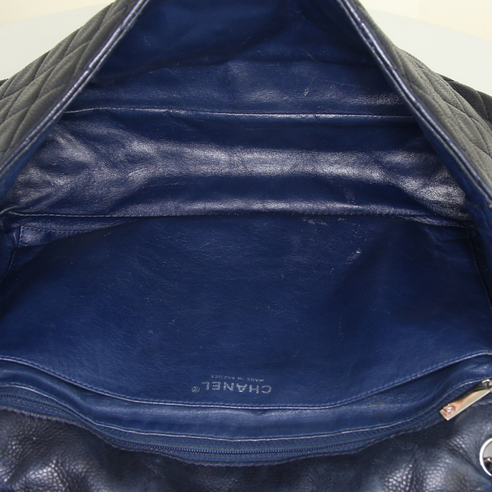 Borsa a tracolla Chanel Timeless Maxi Jumbo in pelle trapuntata blu marino - Detail D3