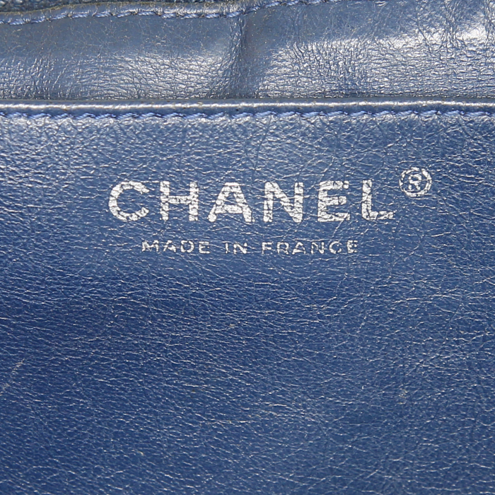 Sac bandoulière Chanel Timeless Maxi Jumbo en cuir matelassé bleu-marine - Detail D4