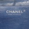 Bolso bandolera Chanel Timeless Maxi Jumbo en cuero acolchado azul marino - Detail D4 thumbnail