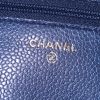 Sac bandoulière Chanel Wallet on Chain en cuir grainé matelassé bleu métallisé - Detail D3 thumbnail