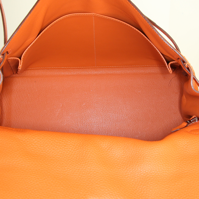Sac bandoulière Hermes Kelly 35 cm en cuir togo orange - Detail D3