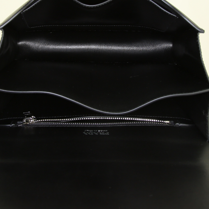 Borsa da spalla o a mano Prada Elektra in pelle nera con borchie - Detail D3