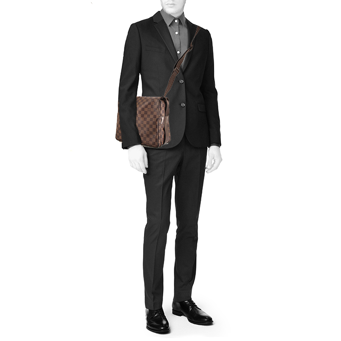 Sac bandoulière Louis Vuitton Naviglio en toile damier enduite marron et cuir marron - Detail D1