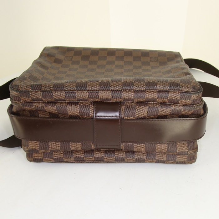 Sac bandoulière Louis Vuitton Naviglio en toile damier enduite marron et cuir marron - Detail D4