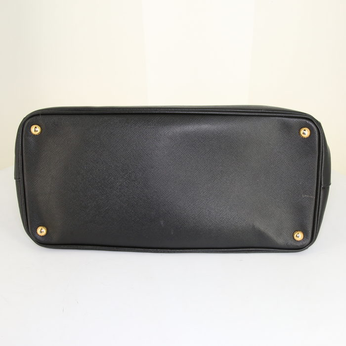 Sac à main Prada Galleria grand modèle en cuir saffiano noir - Detail D4