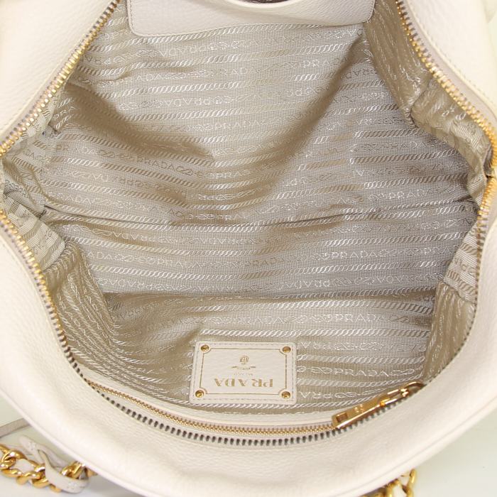 Bolso para llevar al hombro Prada Lux Chain en cuero granulado blanquecino - Detail D2