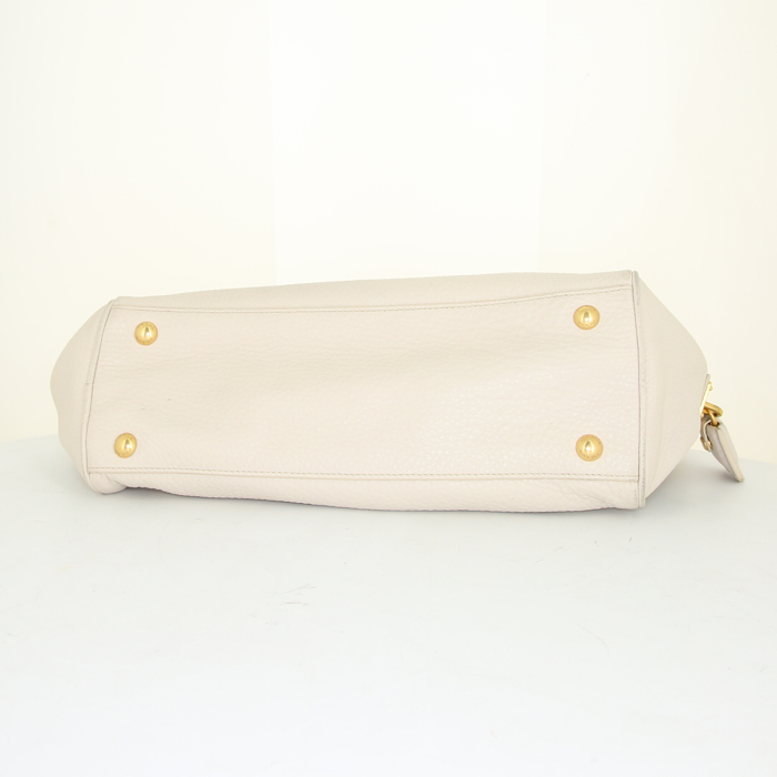 Borsa a spalla Prada Lux Chain in pelle martellata bianco sporco - Detail D4