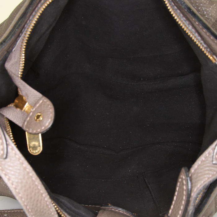 Louis Vuitton XS shoulder bag in taupe mahina leather - Detail D2