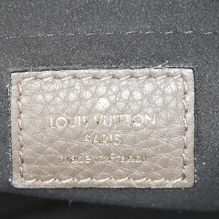 Sac bandoulière Louis Vuitton XS en cuir Mahina taupe - Detail D3