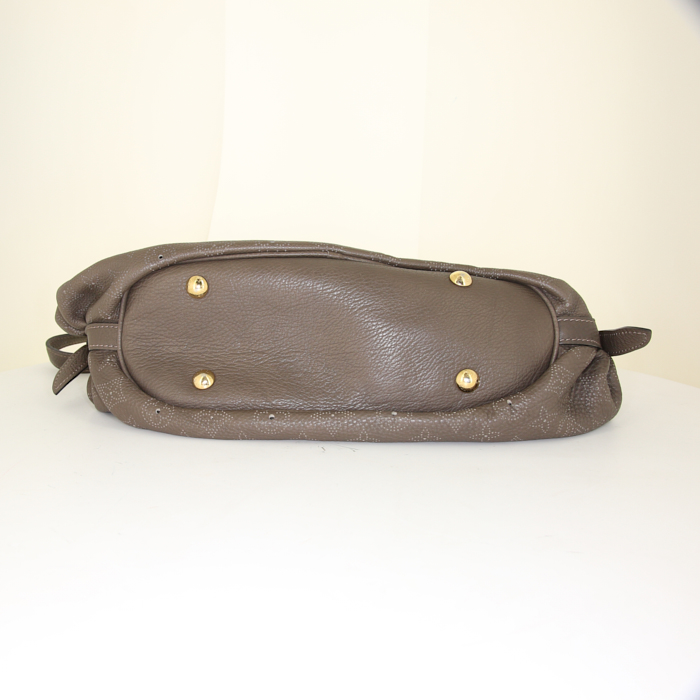Louis Vuitton XS shoulder bag in taupe mahina leather - Detail D4