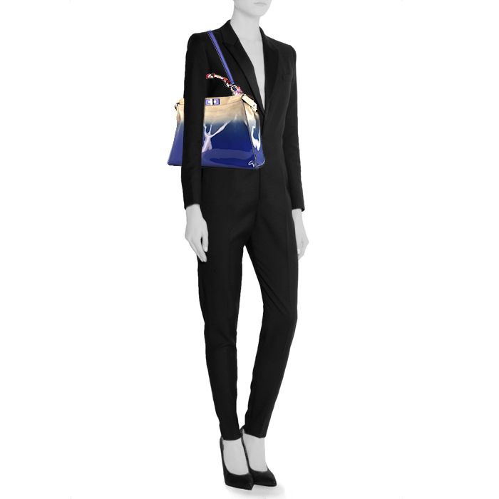 Fendi Peekaboo large model handbag in blue patent leather and beige suede - Detail D2