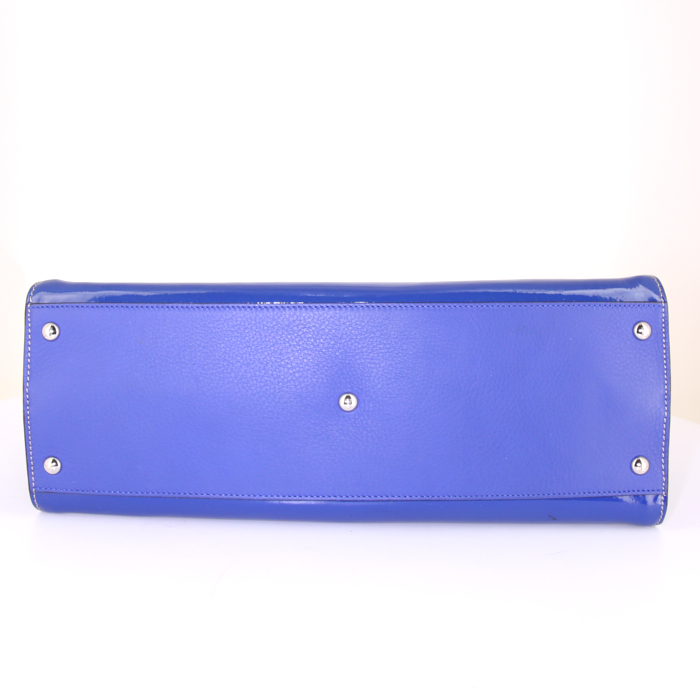 Fendi Peekaboo large model handbag in blue patent leather and beige suede - Detail D5