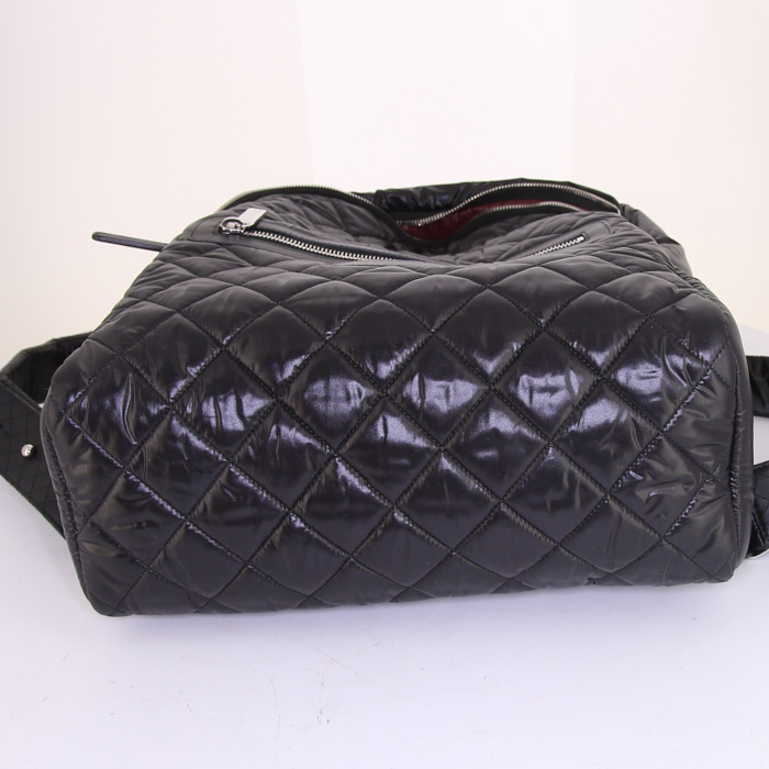 Mochila Chanel Coco Cocoon en lona acolchada negra y cuero negro - Detail D4