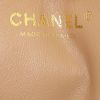 Sac bandoulière Chanel Timeless jumbo en cuir matelassé beige - Detail D4 thumbnail