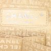 Bolso de mano Chanel Baguette en lona acolchada beige - Detail D4 thumbnail