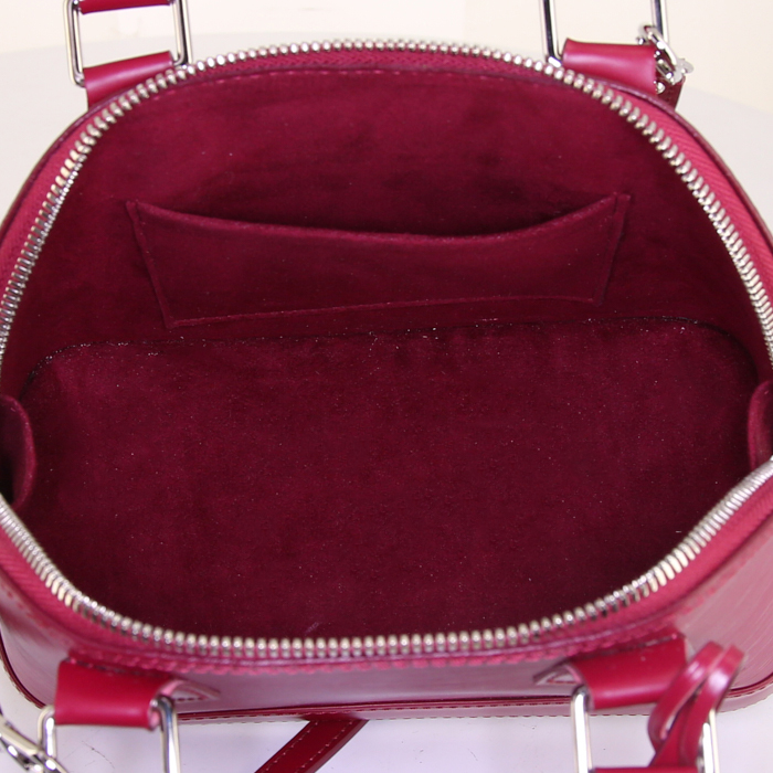 Sac bandoulière Louis Vuitton Alma BB en cuir épi fuschia - Detail D3