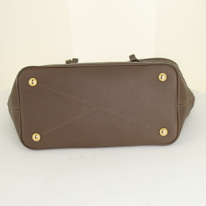 Louis Vuitton shopping bag in brown empreinte monogram leather - Detail D4
