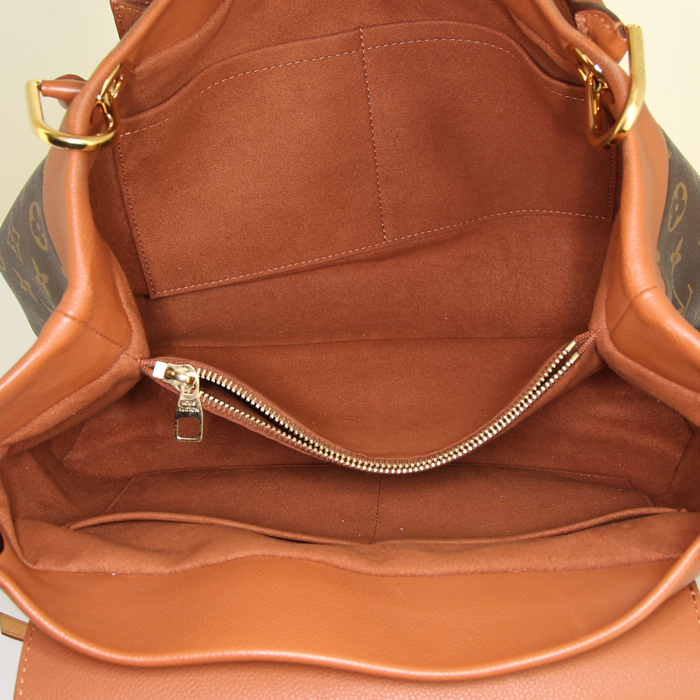 Bolso para llevar al hombro Louis Vuitton Olympe en lona Monogram revestida marrón y cuero color caramelo - Detail D2