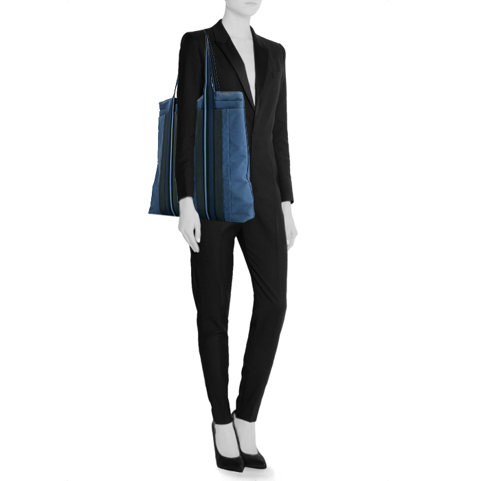 Bolso de mano Hermes Toto Bag - Shop Bag en lona azul y cuero negro - Detail D1
