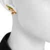 Paire de clips d'oreilles époque années 70 Chaumet en or jaune,  diamants et émeraudes - Detail D1 thumbnail