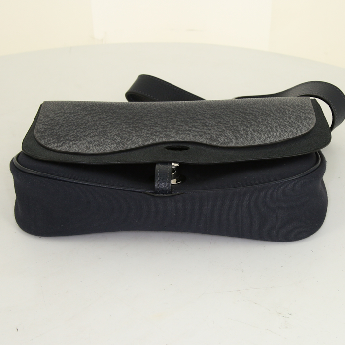 Borsa da spalla o a mano Hermes Colorado in pelle martellata blu e tela blu - Detail D4