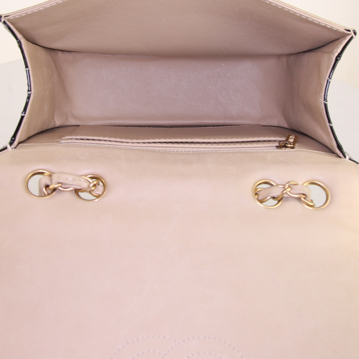 Chanel Vintage shoulder bag in beige quilted leather and black patent leather - Detail D3