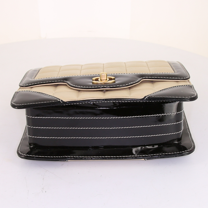 Sac bandoulière Chanel Vintage en cuir matelassé beige et cuir verni noir - Detail D5