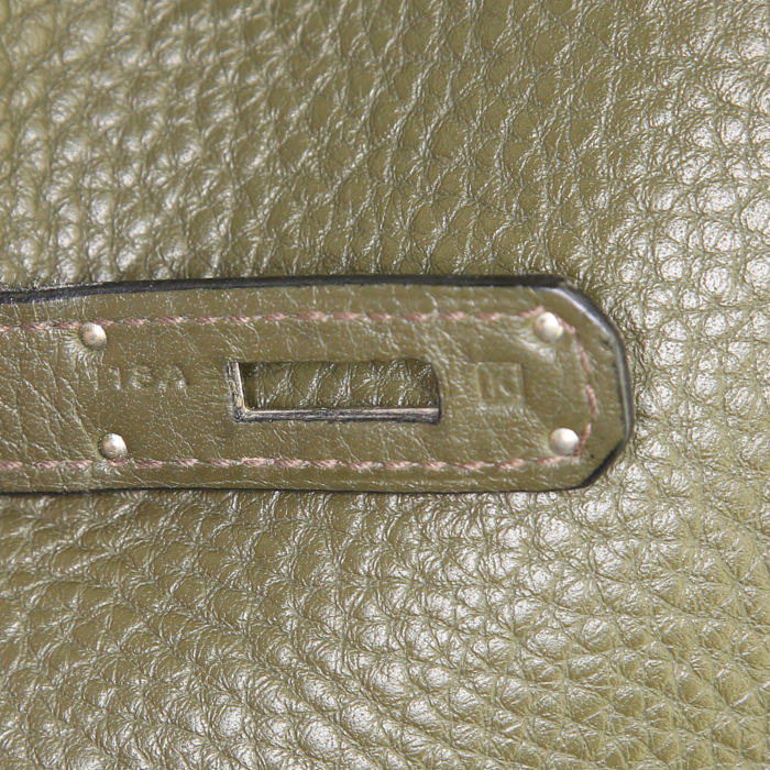Sac à main Hermes Birkin 35 cm en cuir taurillon clémence vert-kaki - Detail D4