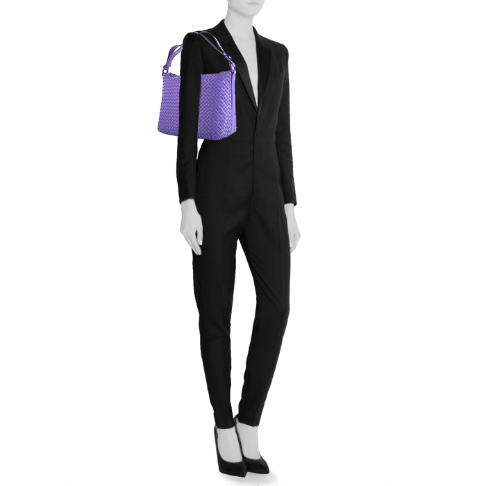 Bolso de mano Bottega Veneta Pyramid en cuero trenzado violeta - Detail D1