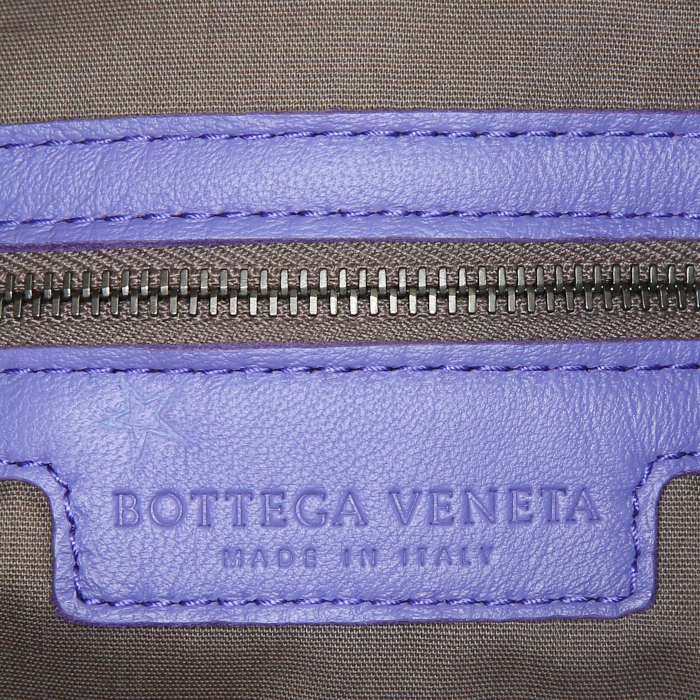 Bolso de mano Bottega Veneta Pyramid en cuero trenzado violeta - Detail D3