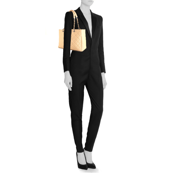 Bolso para llevar al hombro o en la mano Chanel Shopping GST modelo grande en cuero granulado acolchado beige - Detail D1